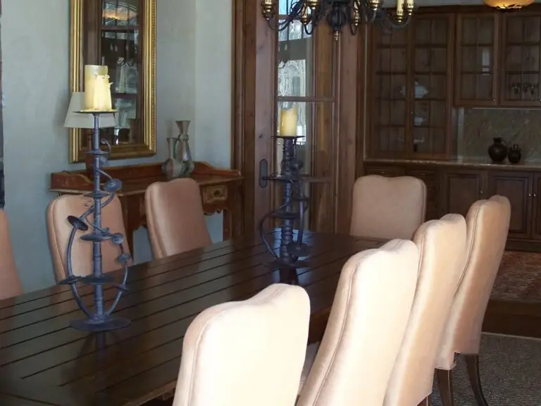 Log home kitchen and dining area in a custom build — photo 27