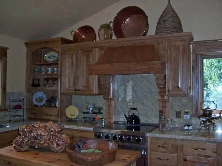 Log home kitchen and dining area in a custom build — photo 26