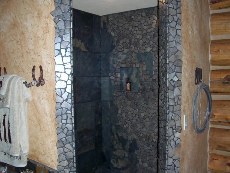Log home bathroom in a custom handcrafted log house — photo 11