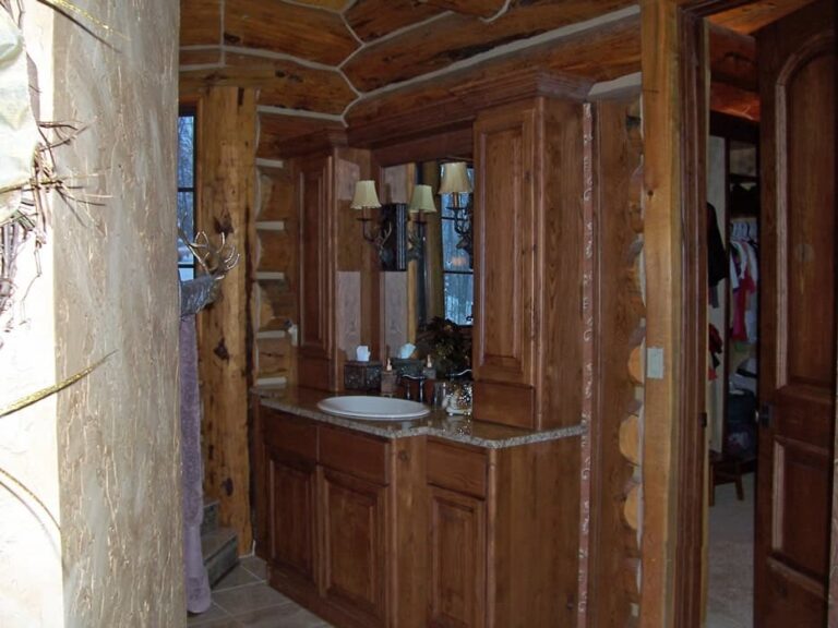 Log home bathroom in a custom handcrafted log house — photo 9