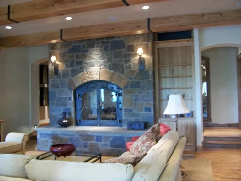 Log home great room and living area with exposed logs — photo 13