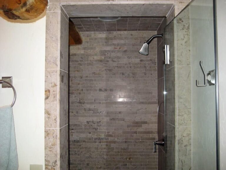 Log home bathroom in a custom handcrafted log house — photo 3