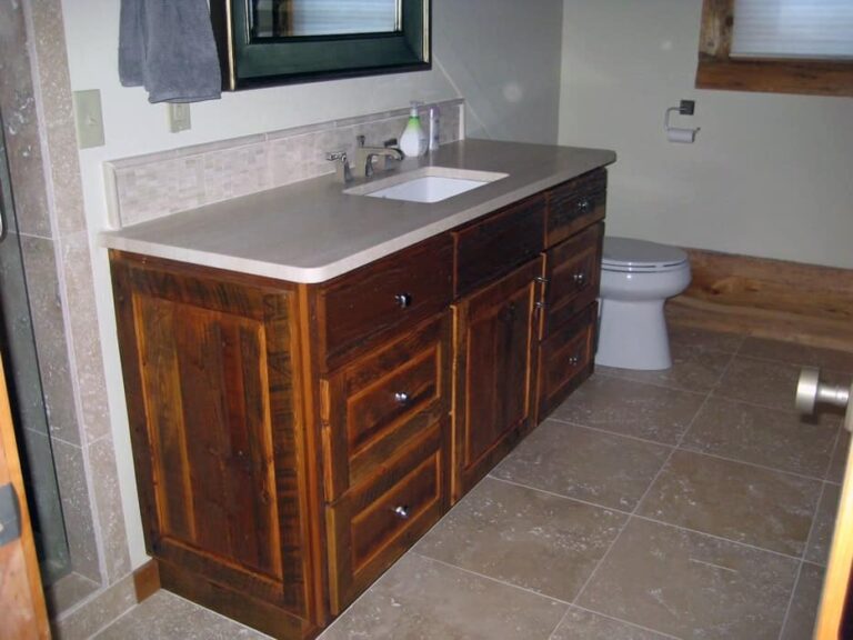 Log home bathroom in a custom handcrafted log house — photo 2