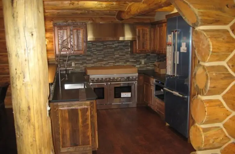 Log home kitchen and dining area in a custom build — photo 14