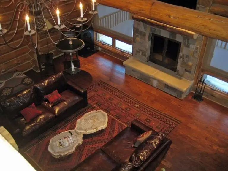 Log home great room and living area with exposed logs — photo 7