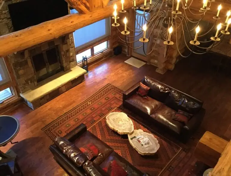Log home great room and living area with exposed logs — photo 4