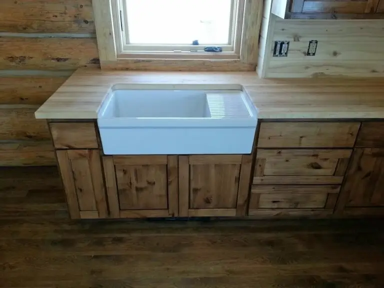 Log home kitchen and dining area in a custom build — photo 8