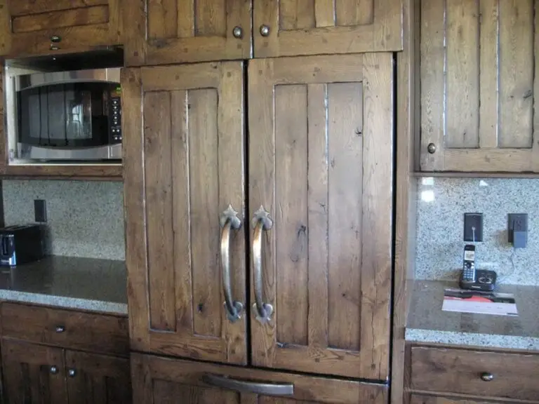 Log home kitchen and dining area in a custom build — photo 7