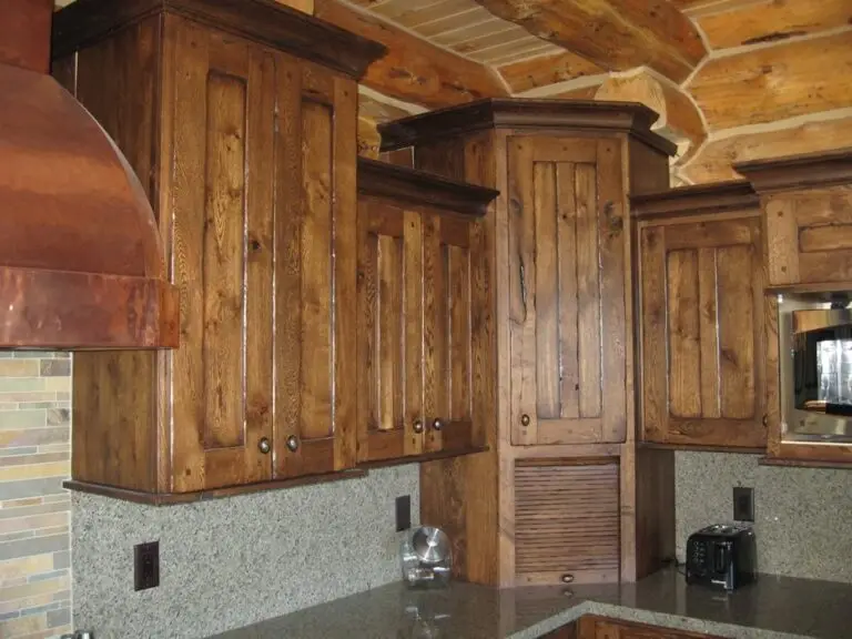 Log home kitchen and dining area in a custom build — photo 6