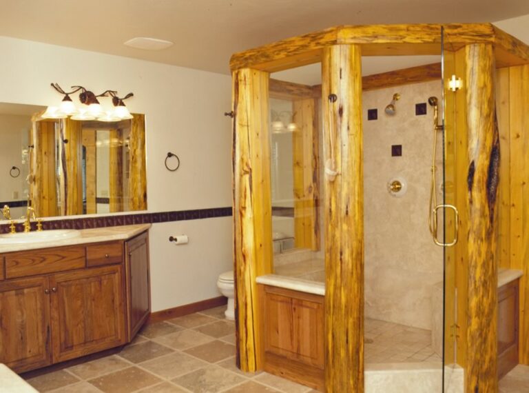 Log home bathroom in a custom handcrafted log house — photo 21