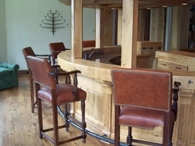 Log home kitchen and dining area in a custom build — photo 34